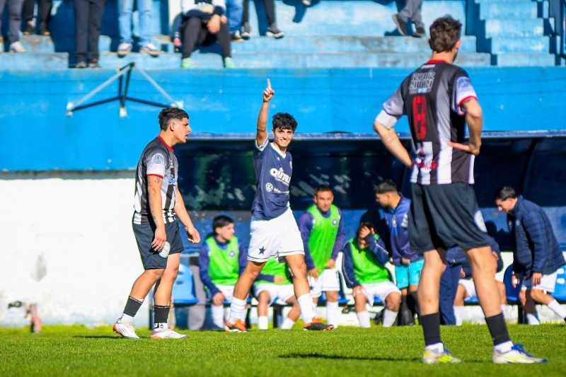 Con dos goles de Facundo Tucker, Racing se qued� con el cl�sico